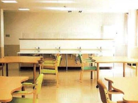 入居者様同士で交流したり、レクリエーションを行ったりするだけでなく、ご家族様がいらっしゃった際にもご利用いただけるスペースである。