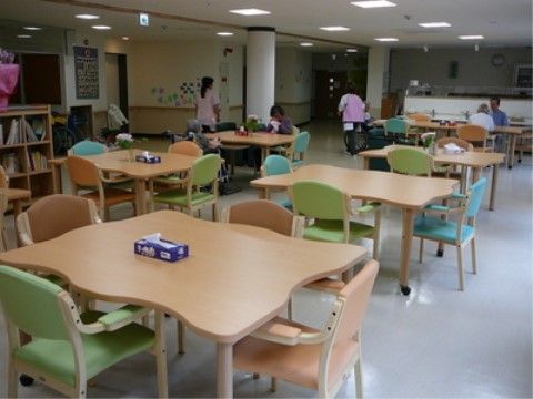 毎日入居者様が集まり、お食事をする食堂である。栄養バランスや味が考えられたメニューを食べていただくことができる。