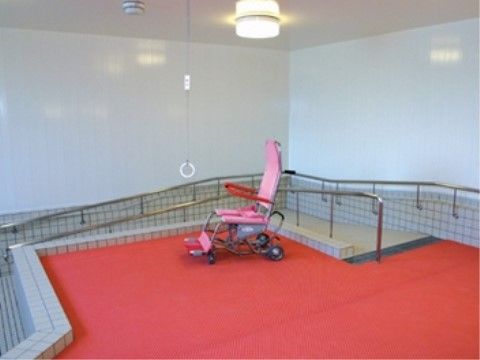 足が不自由な方や車椅子をご利用の方も、座ったまま安全に入浴することができる、スロープが付いた広々とした大浴場である。
