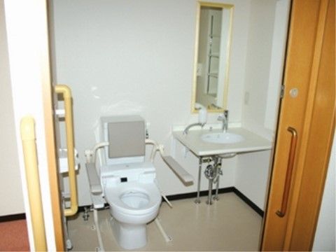 各個室に完備された、手すりが付いた安全なトイレスペースである。居室内にあるためすぐに利用でき、プライバシーにも配慮されている。