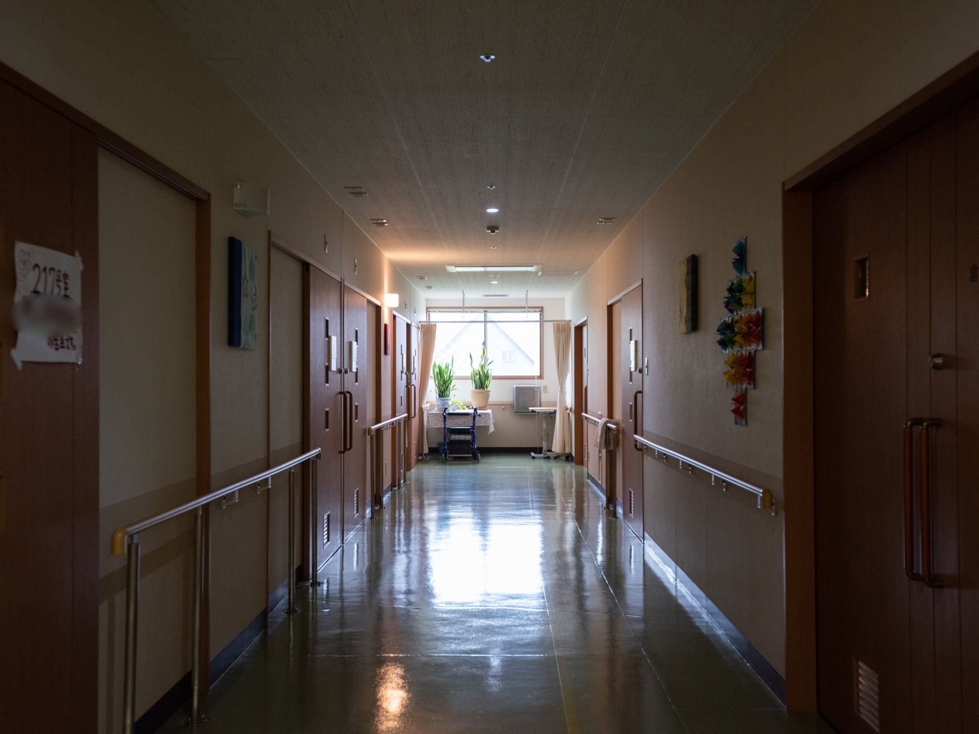 通路には障害物を置かず、整然としたゆとりのある廊下である。幅のある引き戸を設置し、手すりも設けている。