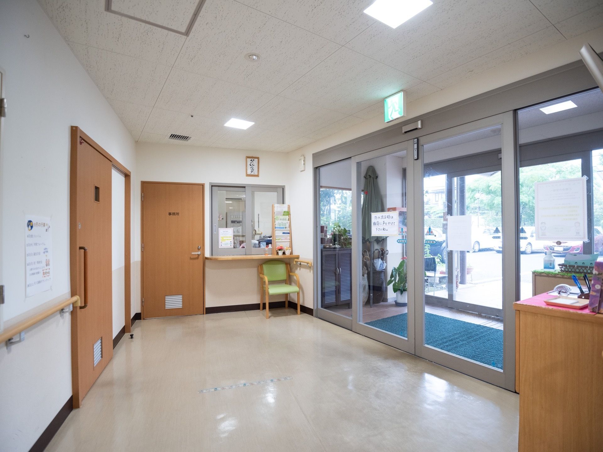 玄関の扉はしっかりとしたオートドアが設置されている。ガラス製で、外の様子がよくわかる。入ってすぐに受付もある。
