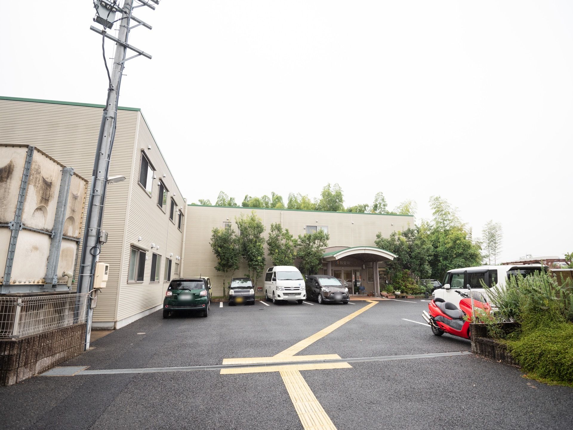 クリーム色がかった外壁に囲まれた、2階建ての建物である。駐車場スペースから玄関までは、段差のない造りになっている。
