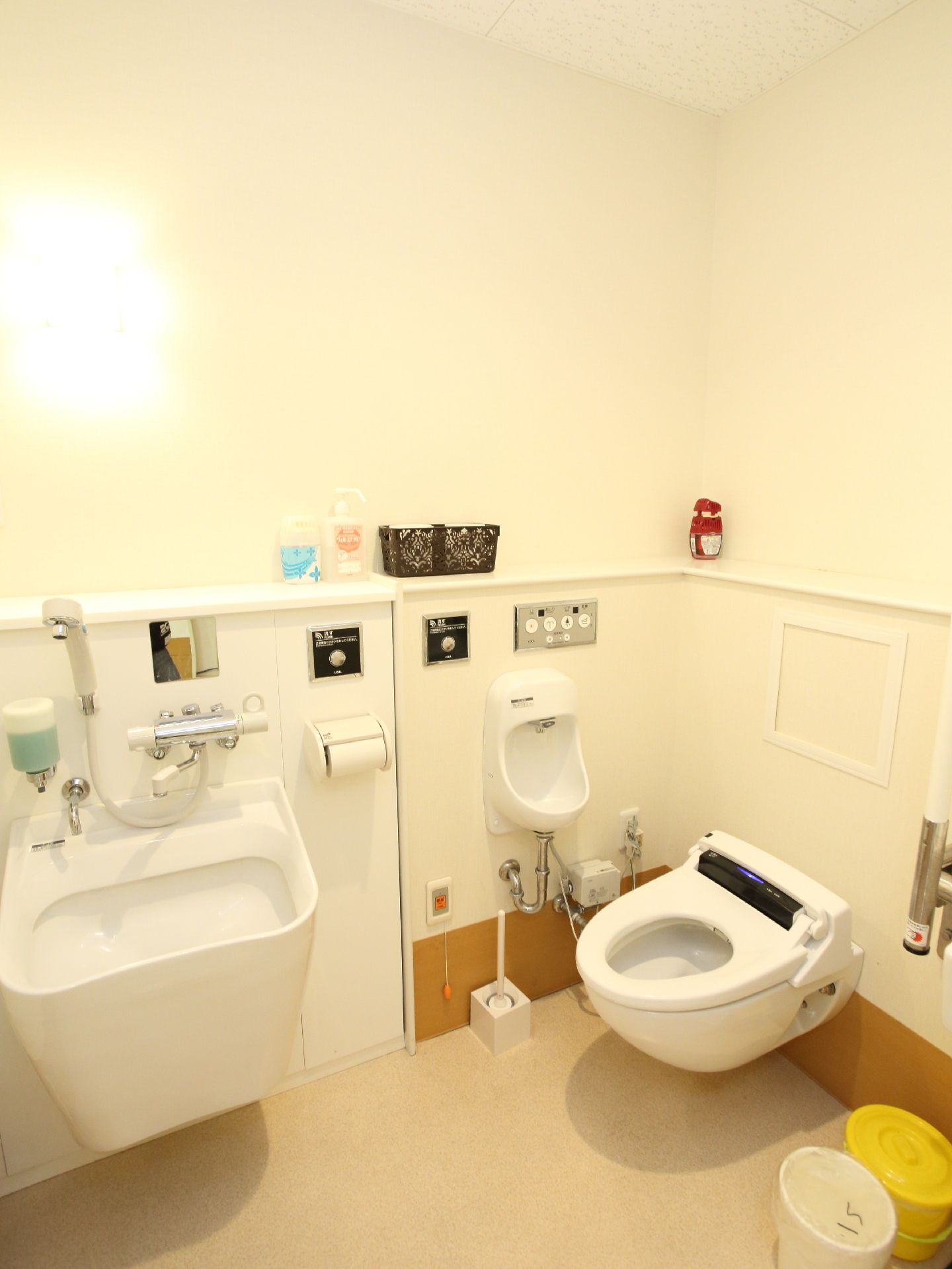トイレ内にはオストメイトに対応した、シャワーの付いた洗面台を設置している。またパウチ交換もおこなえるような設計になっている。