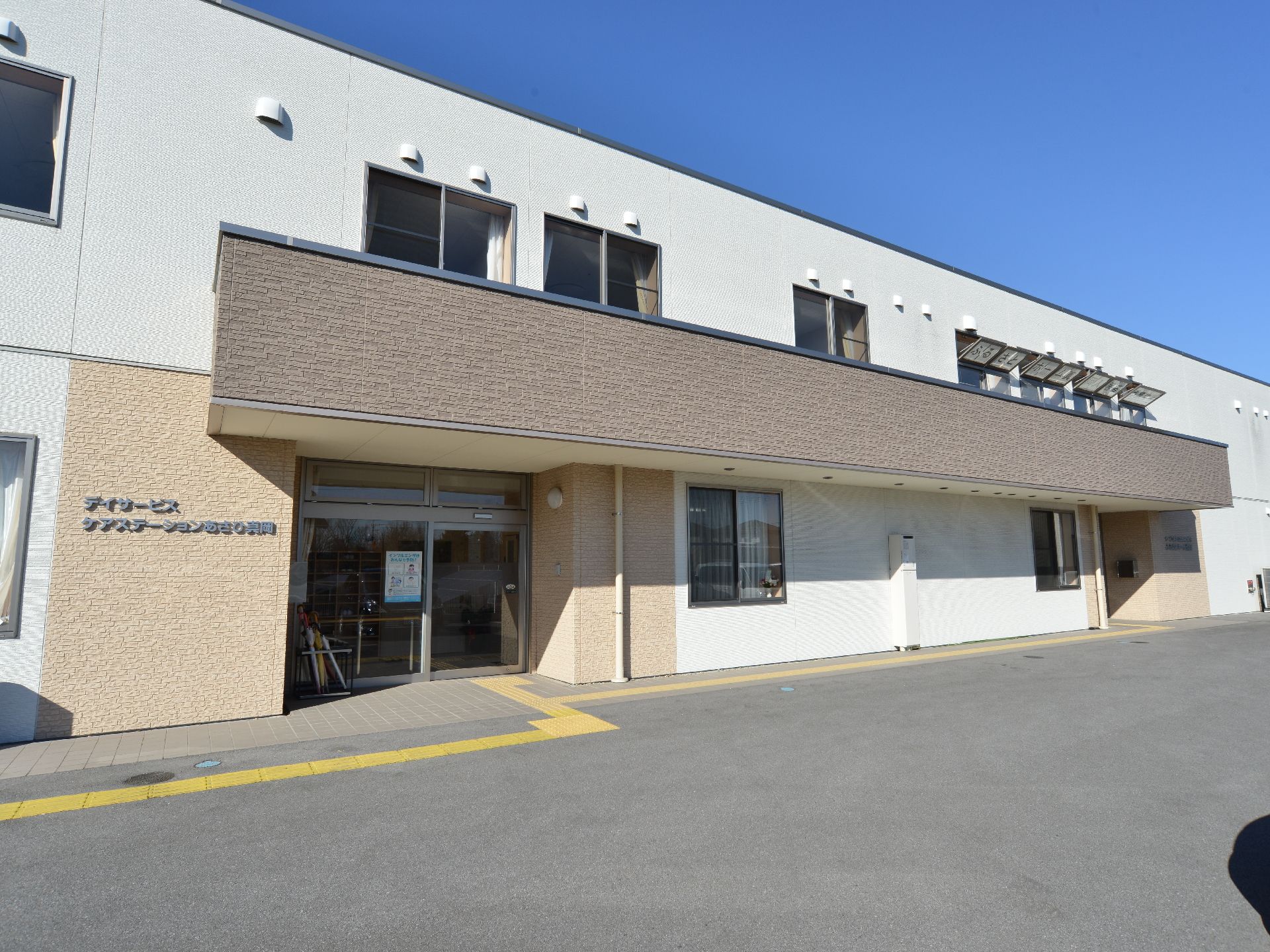 ホームは2階建て。玄関は段差がないのでそのまま中に入っていくことができる。駐車スペースもかなり広々。