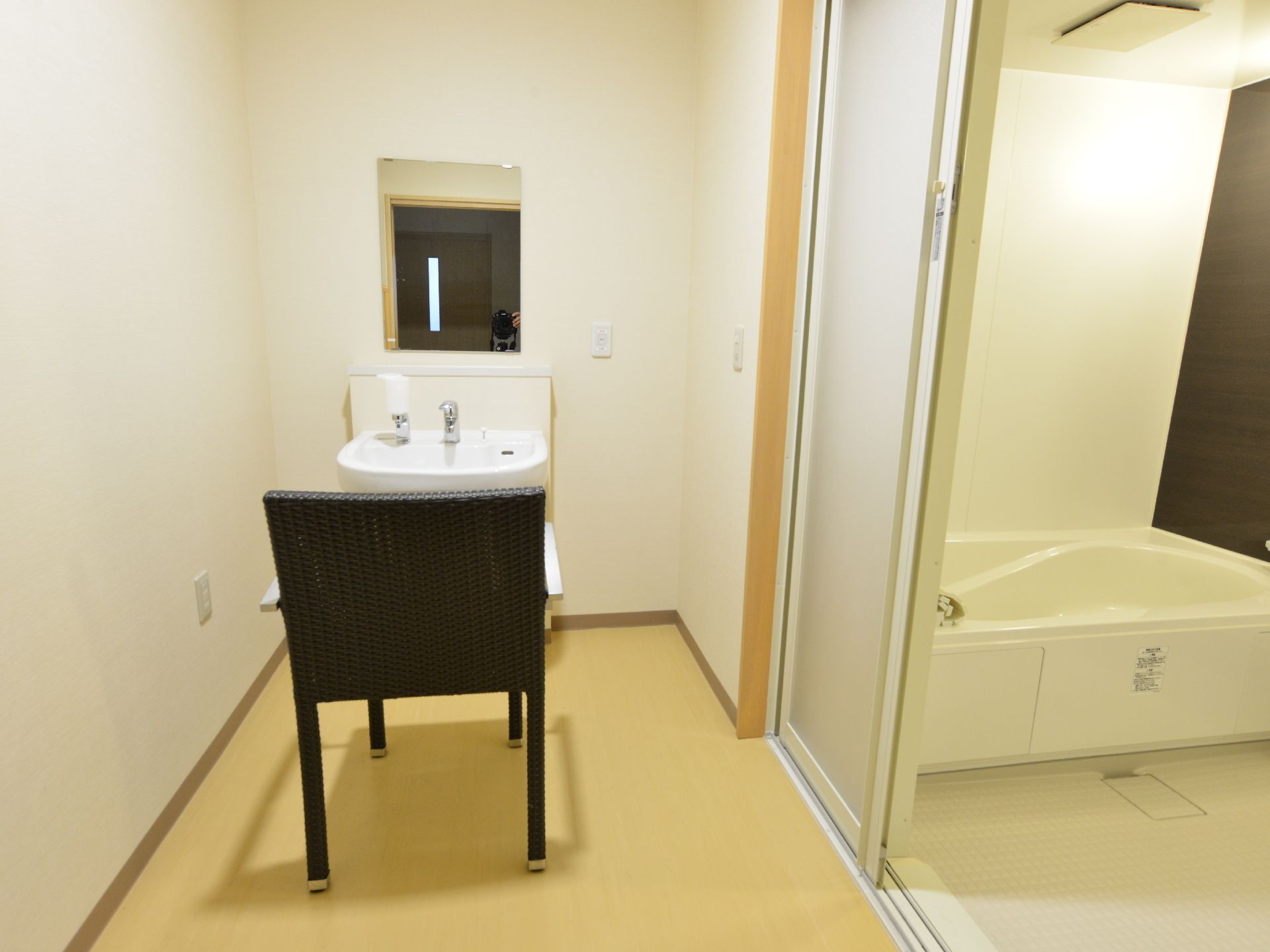 居室は高級感に溢れており、とてもお洒落。洗面所の椅子とお風呂場の壁がブラウンで統一され、とても雰囲気がある。