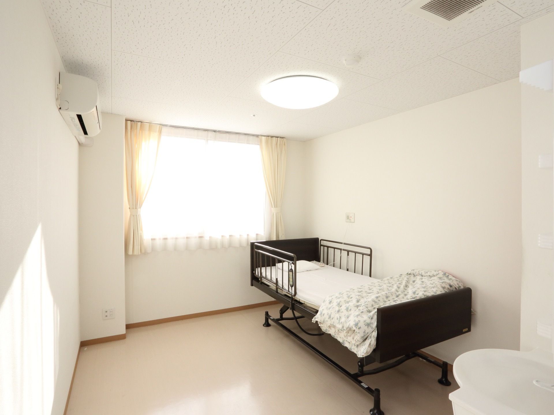 居室には1つ、大きな窓があり日差しが入り明るい室内である。愛用の家具や、好きな物を持ち込んで過ごしやすいよう部屋作りができる。