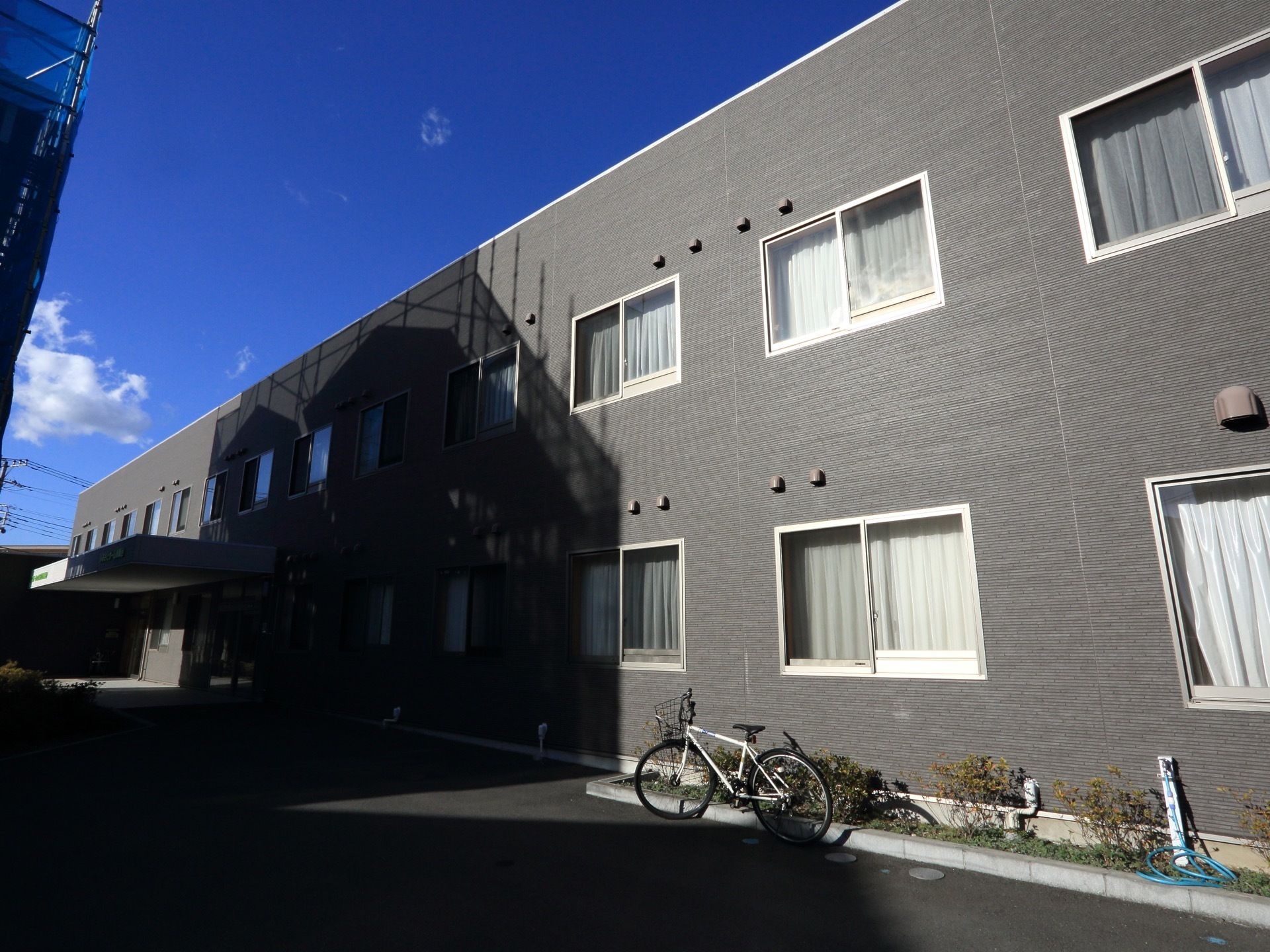 全ての居室に窓が取り付けてあるので、外を眺めて過ごすことができる。外観は一見すると、施設のように見えないおしゃれなデザインである。