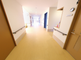 明るく広々とした廊下