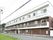 緑豊かな閑静な住宅街に立地している3階建ての施設の外観。道路から入り口までは段差のないバリアフリーになっている。