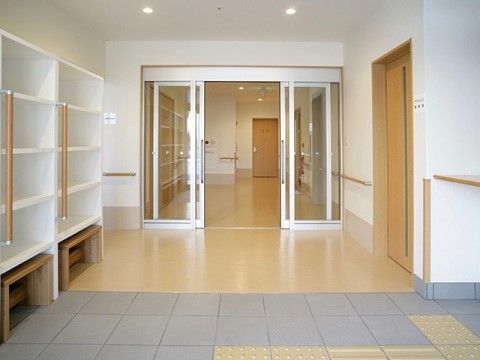 「ふるさとホーム綾瀬」のエントランス。車椅子の方通りやすい入り口で、動きやすい設備になっている。