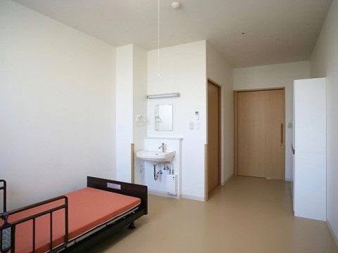 「ふるさとホーム綾瀬」の居室。シンプルで暮らしやすい居室は、身だしなみの整えるのに快適な装備がいっぱいである。