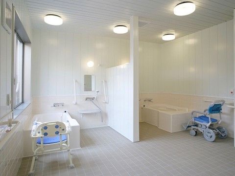 「ふるさとホーム綾瀬」の浴室。介護が必要な入居者様に、スタッフが丁寧な対応をしてくれる。