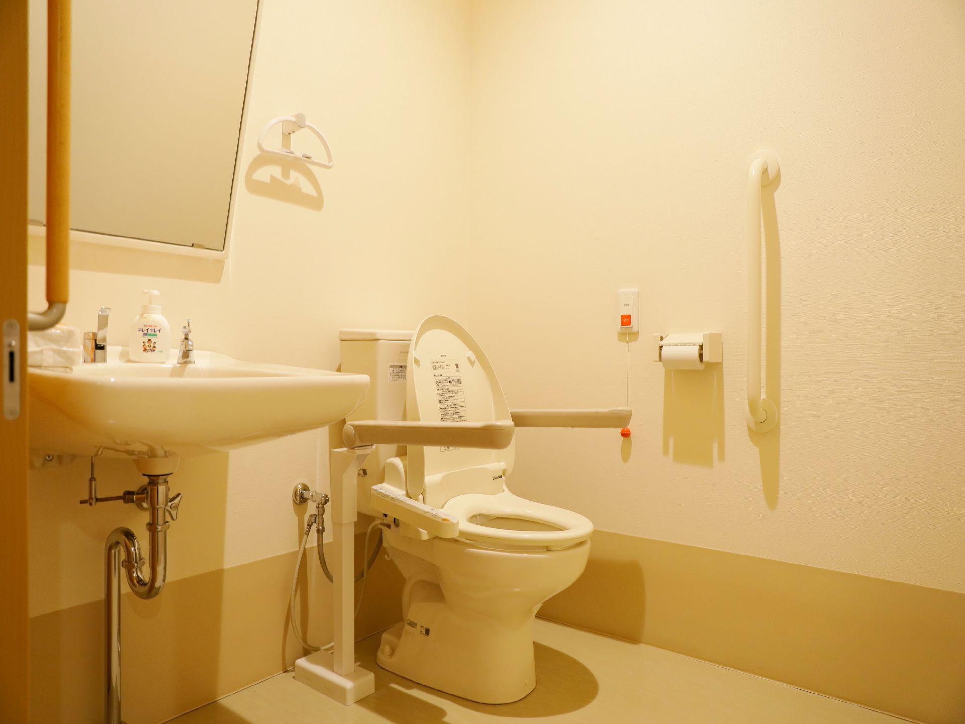 広いスペースがあるトイレになっている。独立した洗面台があり、車椅子をご利用の方も安心して使うことができる。