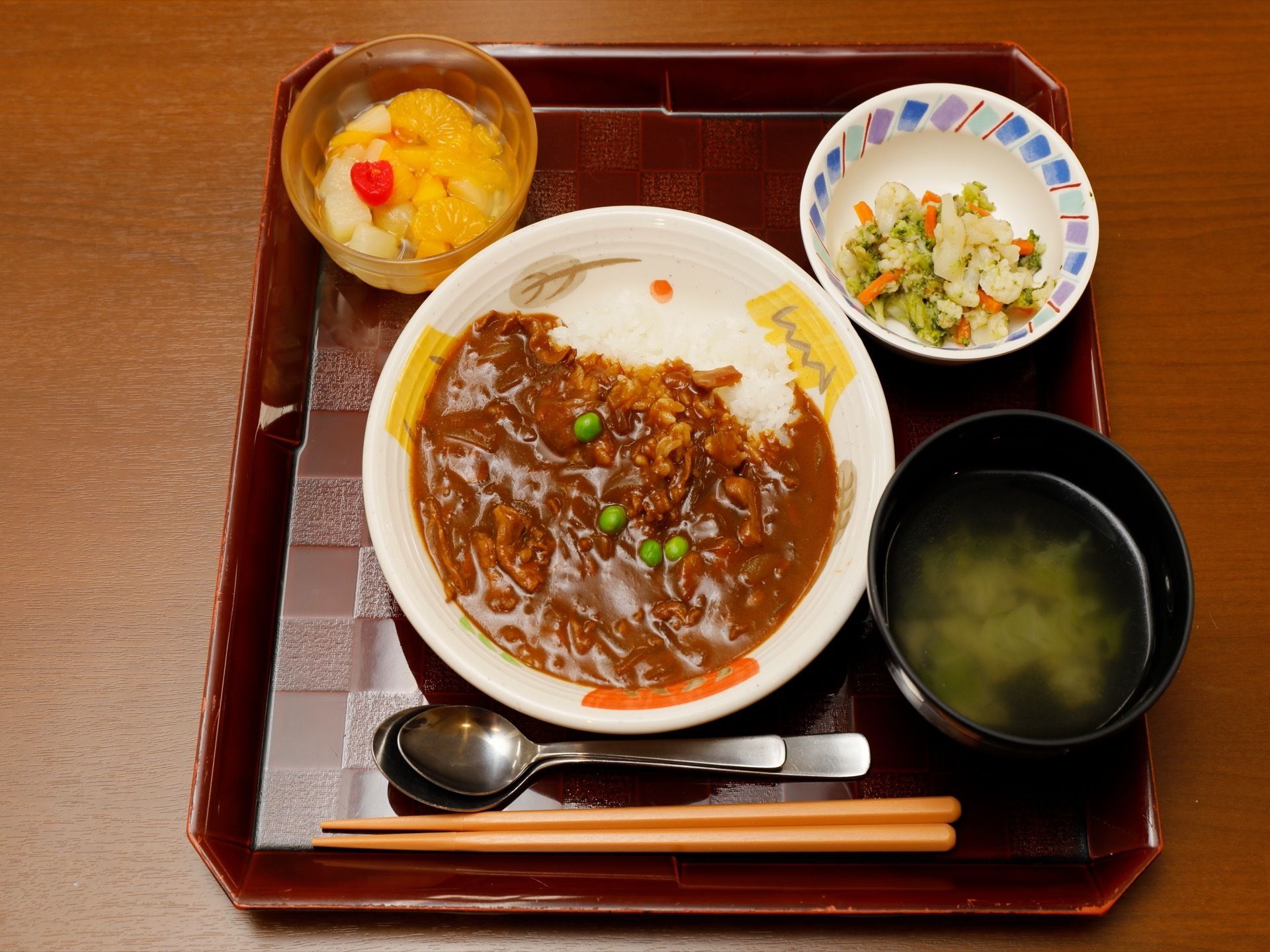 食事は栄養バランスを考え、副菜やデザートも付いたボリュームがある献立になっている。毎日の食事は大勢で楽しむことができる。