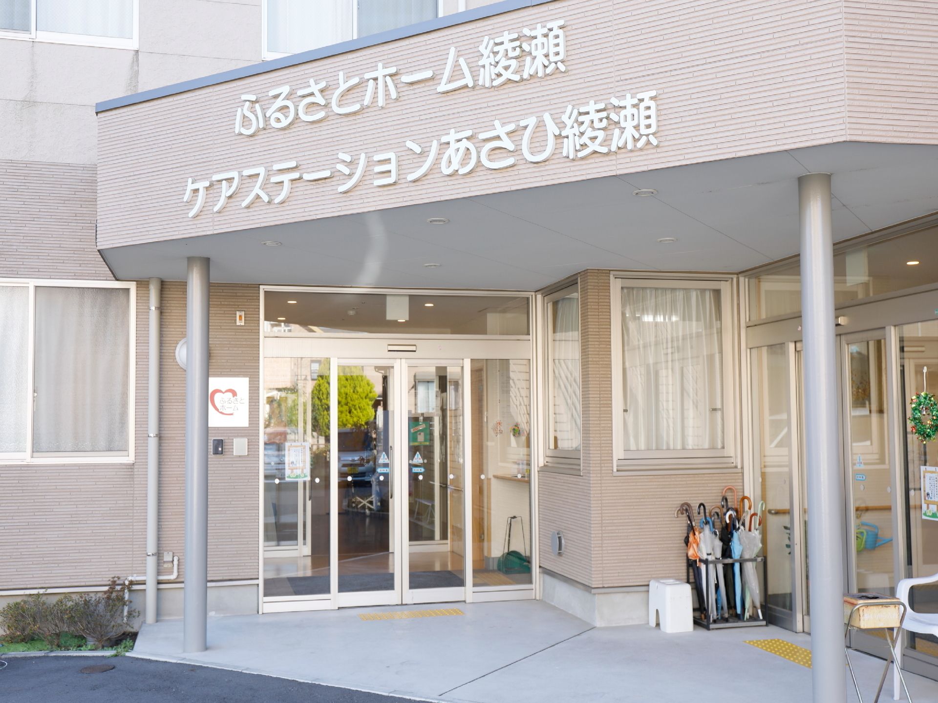 ブラウンの外壁が使われている落ち着いた雰囲気の玄関である。扉はガラス張りなので、中の様子が見えるようになっている。