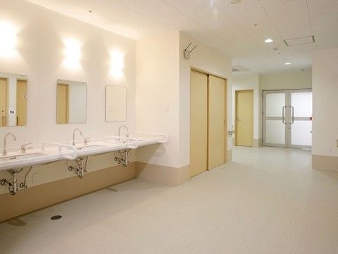 「ふるさとホーム厚木インター」の洗面台。使いやすい高さの洗面所は、使う人のことを考えて清潔に保っている。