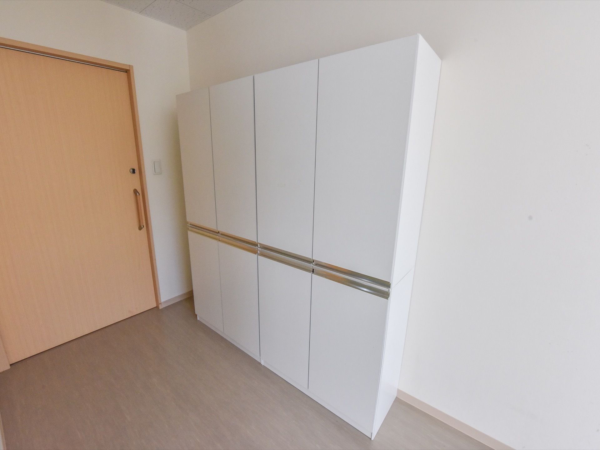 白い収納が居室内には用意されている。出入り口は引き戸なのでわずかな力でも開閉できるようになっている。