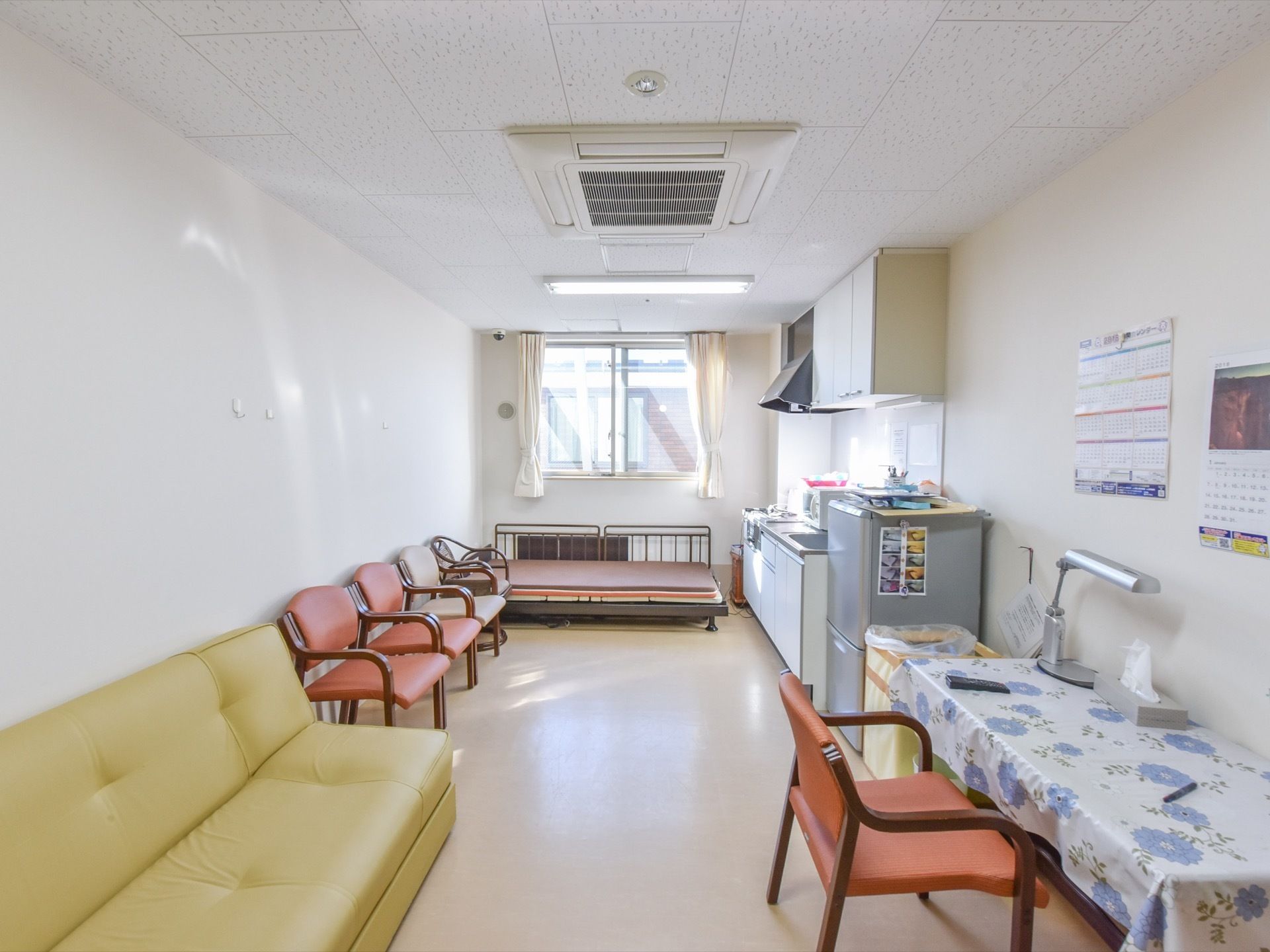 シンクとベッドがある部屋には、ソファーと複数の椅子が用意してあるので、待ち時間に座っていることができる。