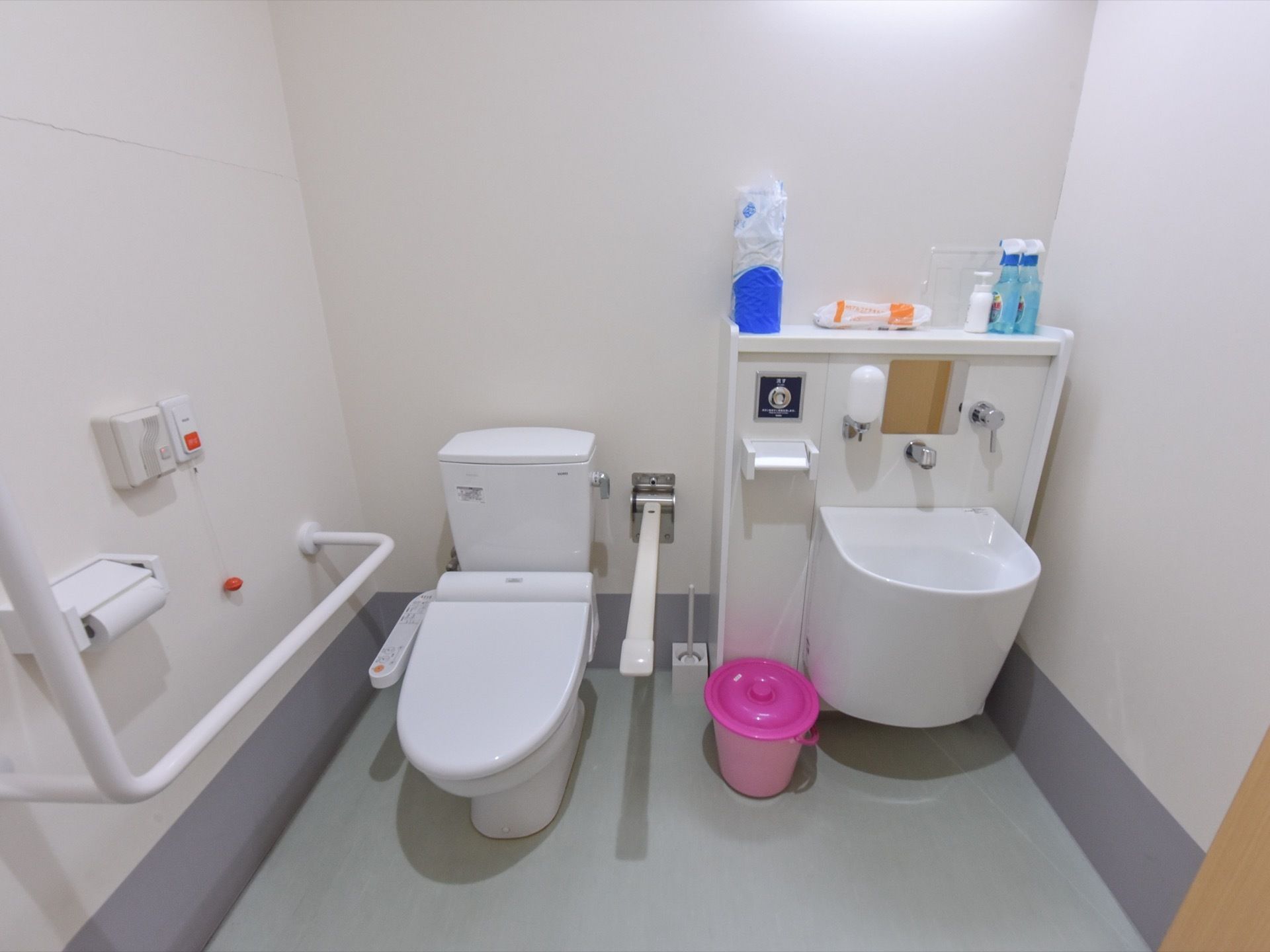 トイレには、緊急通報用のボタンとインターホンがある。またオストメイト用シャワーも付いている。便座の両側に掴まる場所も設置している。
