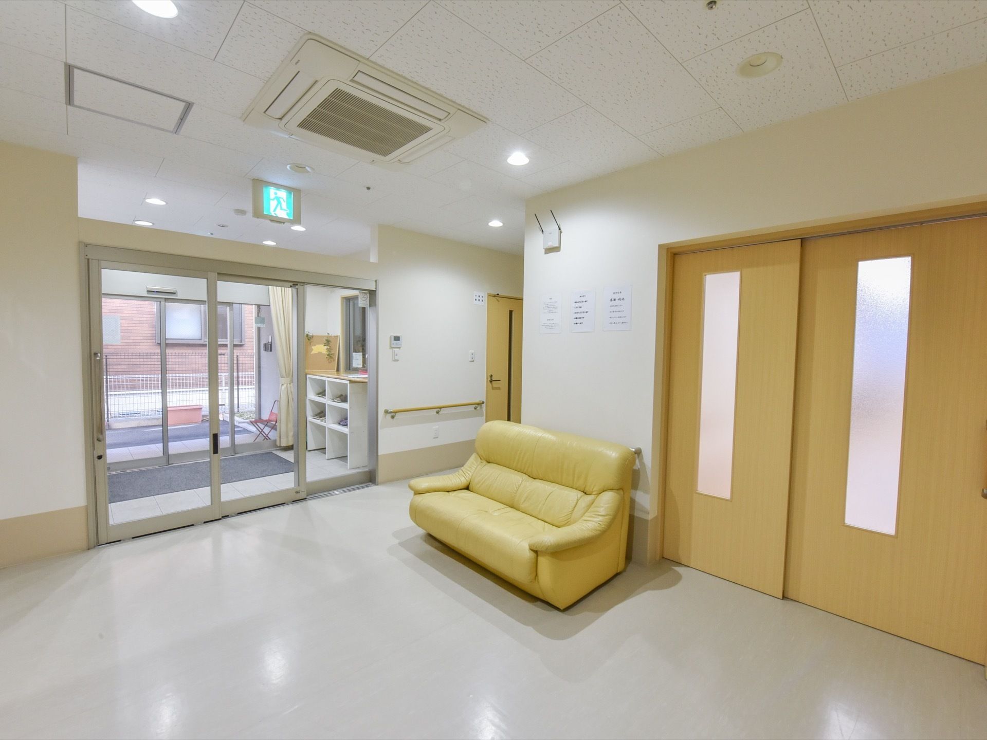 玄関を入ると下駄箱があり、もう一枚のドアを越えるとソファーを設置したホールに出る。ドアは間口が広く車椅子のまま通過できる。