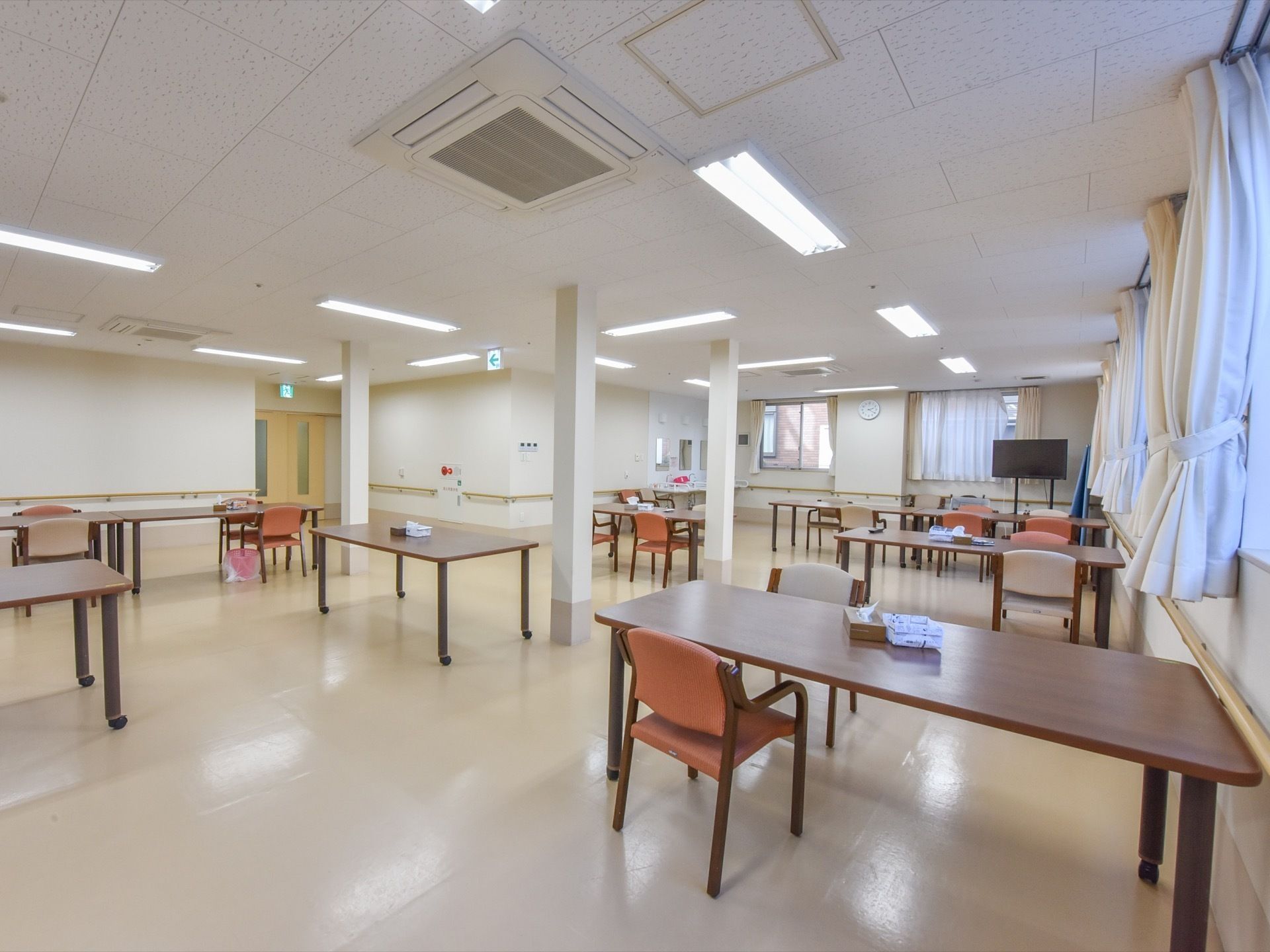 転がすことができるテーブルは、４人が余裕を持って座れるほどの大きさである。各テーブルにティッシュを用意している。