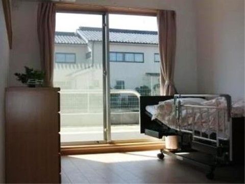 向かいにある家が良く見えている、大きな窓がある居室
