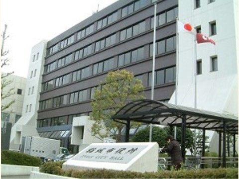 施設から徒歩で行くことができる、近くの市役所である。手続きなどが必要なときも、すぐに利用できるので便利。