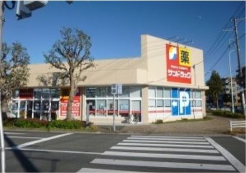 近隣のドラッグストアの店舗。周囲にはこのようなさまざまな店が点在しているので、買い物に困ることはない。