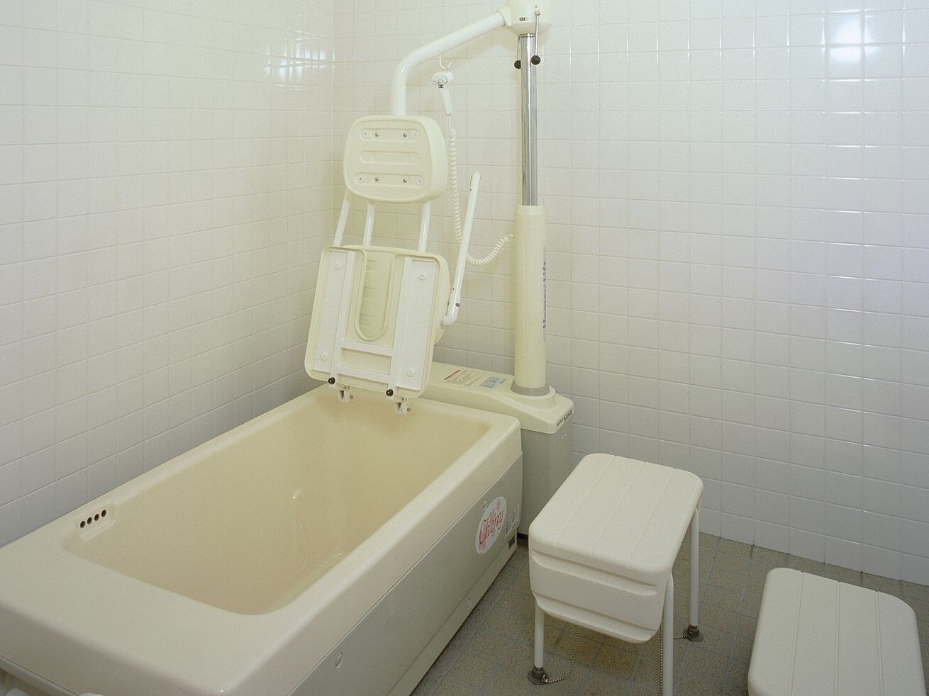 白を基調とした室内に浴槽や椅子などが置かれている。