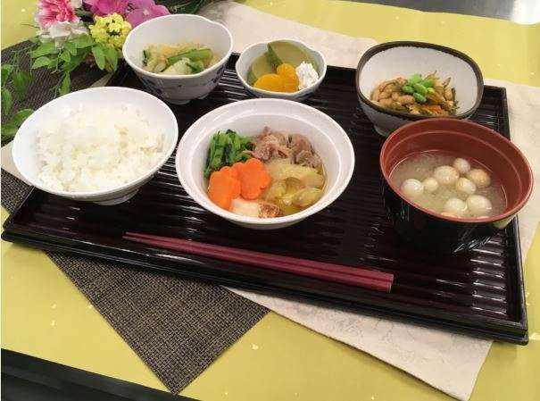 肉豆腐を中心にご飯と汁物、小鉢3品がついたメニュー