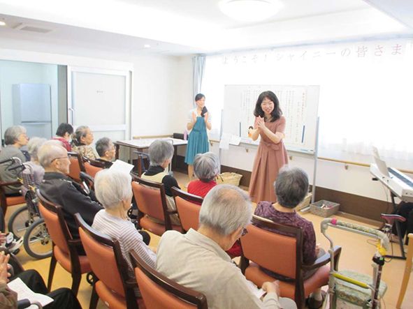ボランティア団体「シャイニー」による演奏の様子。