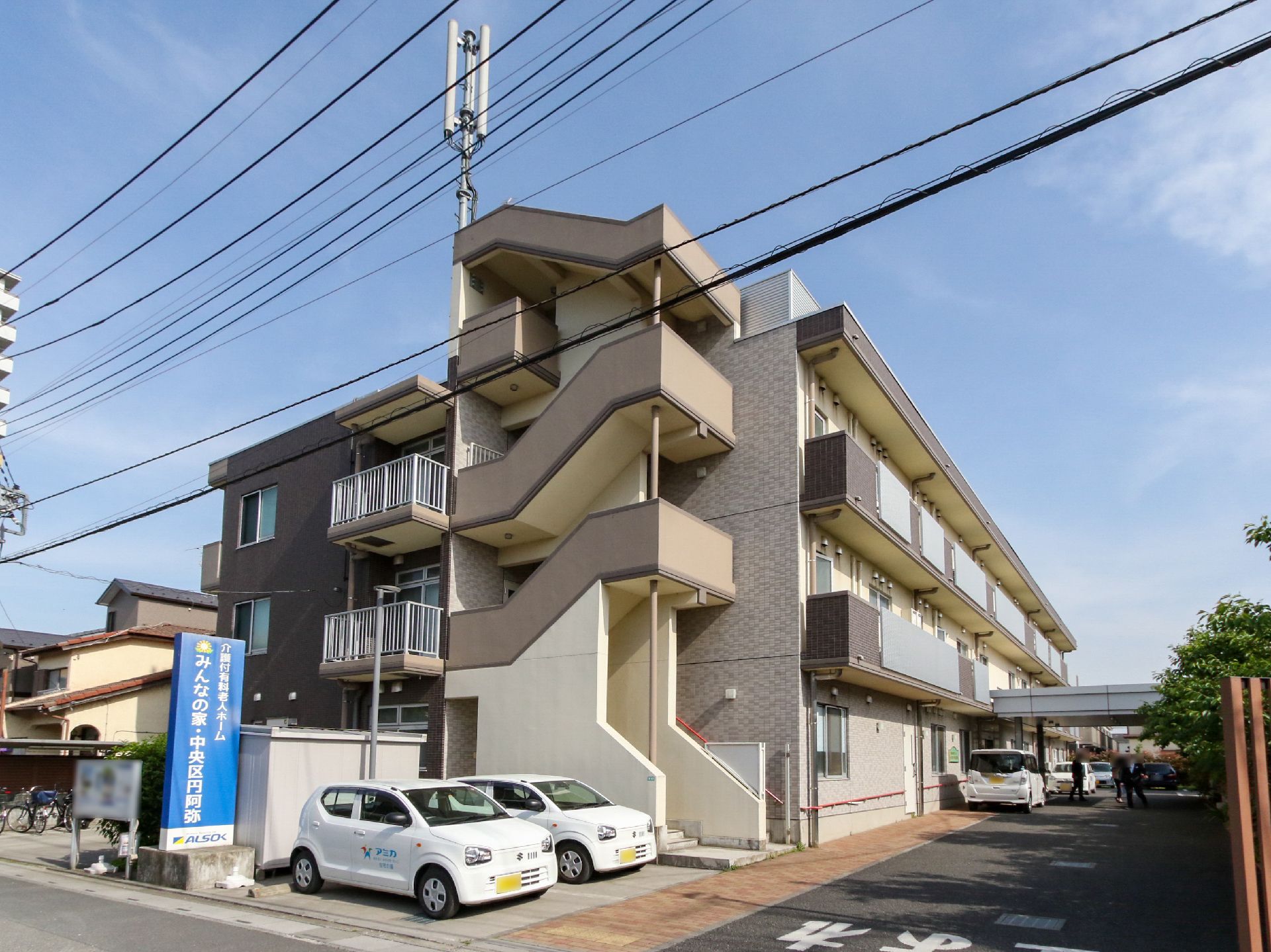 全室個室をご用意している３階建ての施設