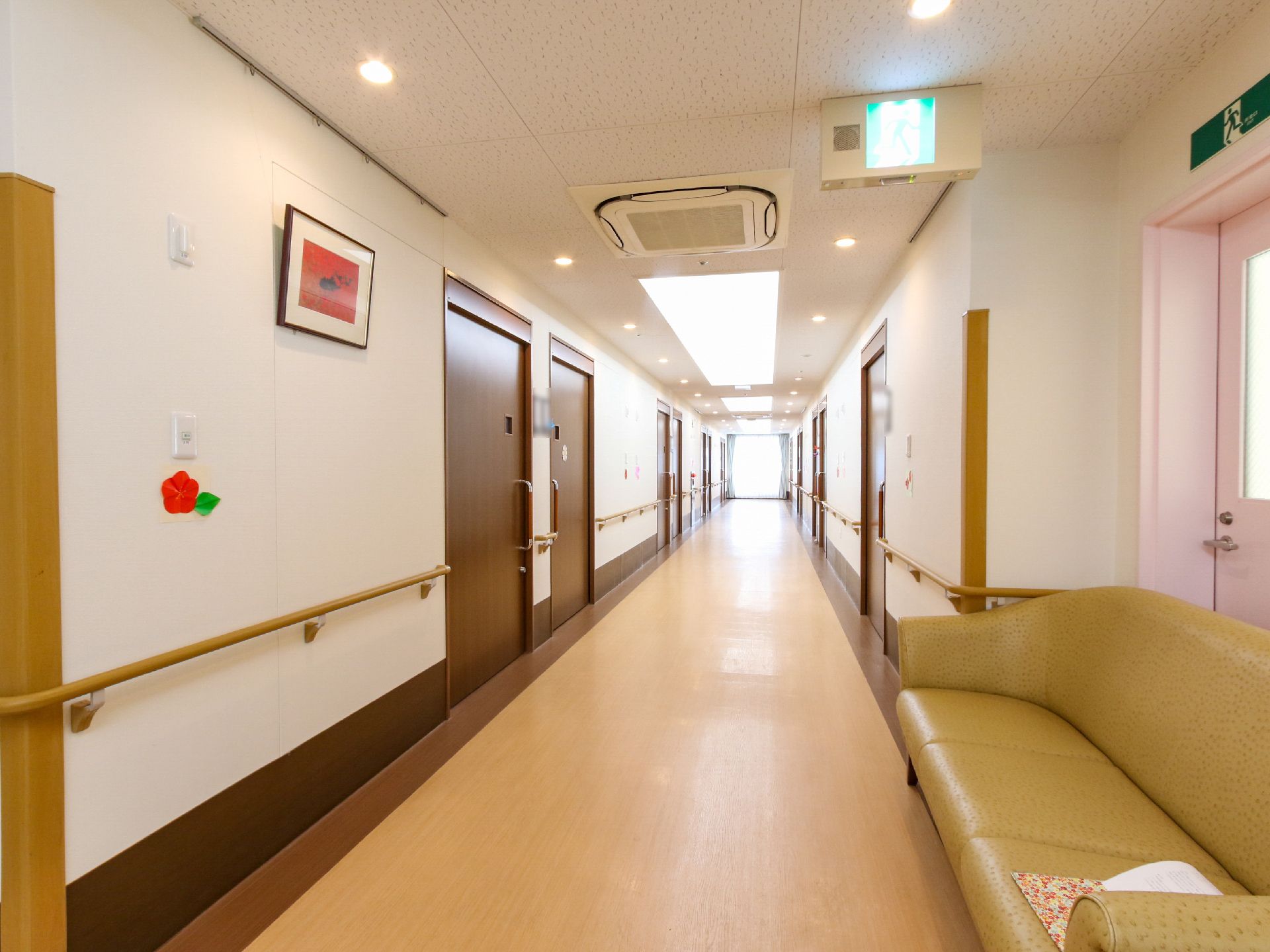 手すりや大きなソファをご用意している廊下