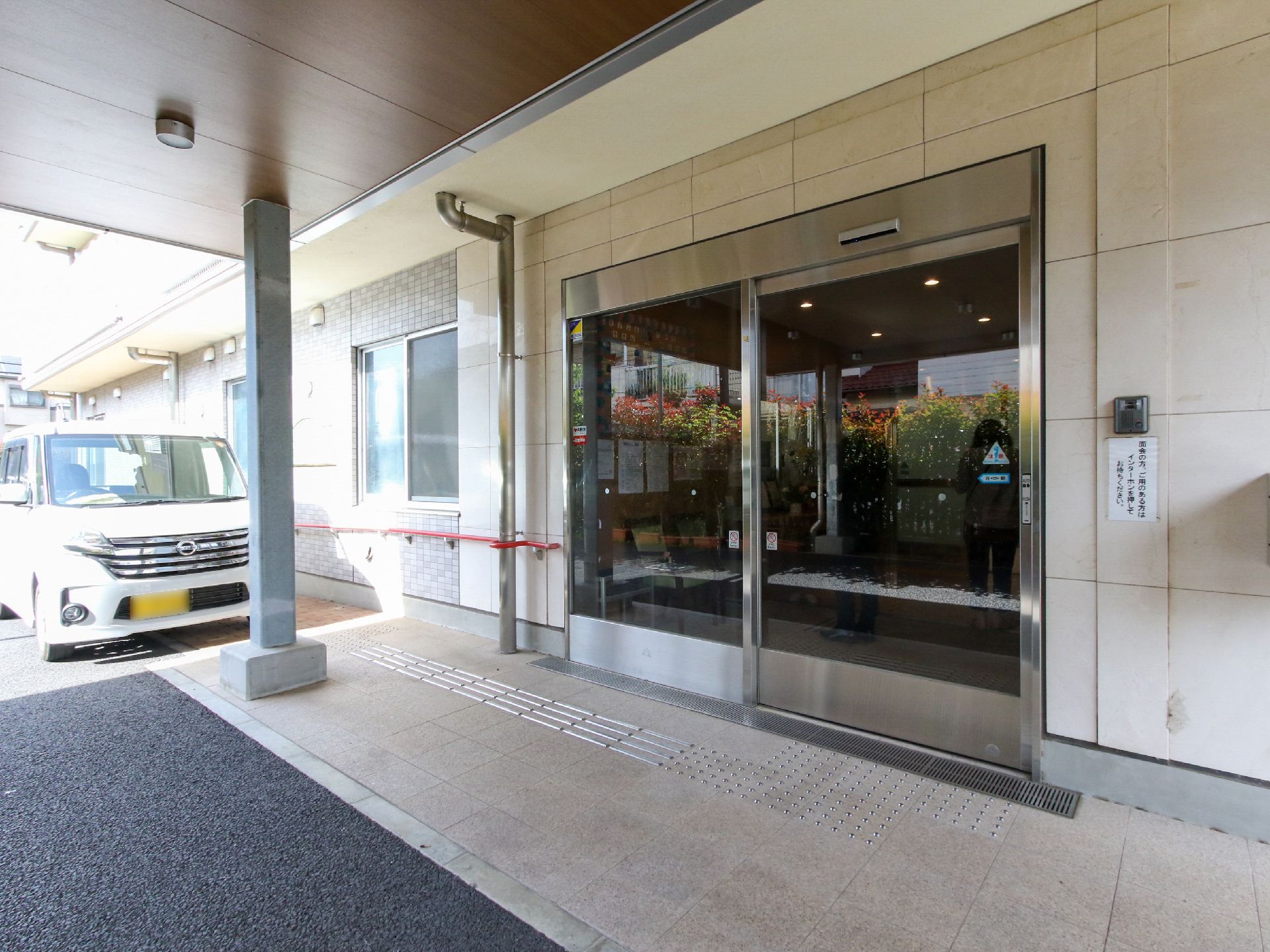 屋根が設置された玄関