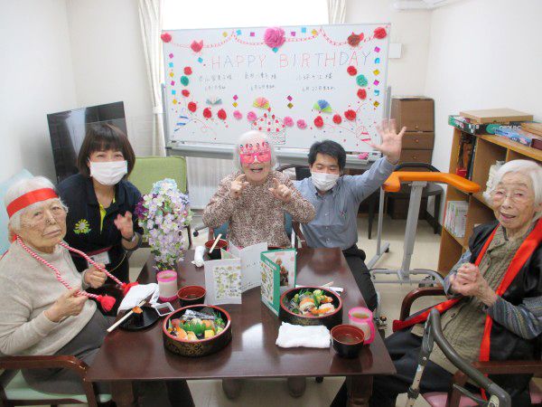 花柄の大皿に盛りつけられた、カニカマや錦卵を飾ったちらし寿司が主食のお膳