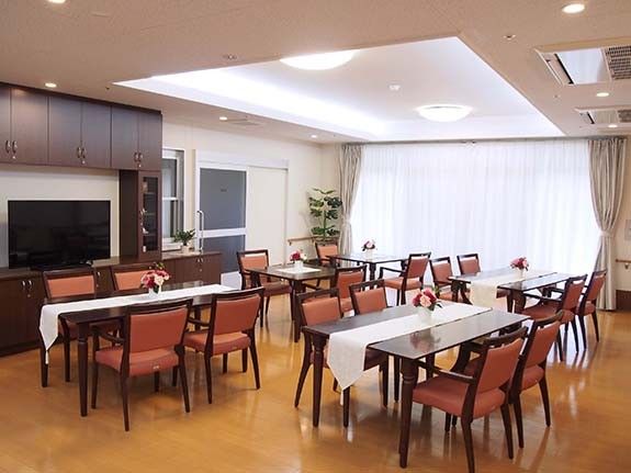 通路から直結しているオープンスタイルの食堂。４人掛けのテーブルセットがいくつか並んでいる。手洗い場も完備されている。