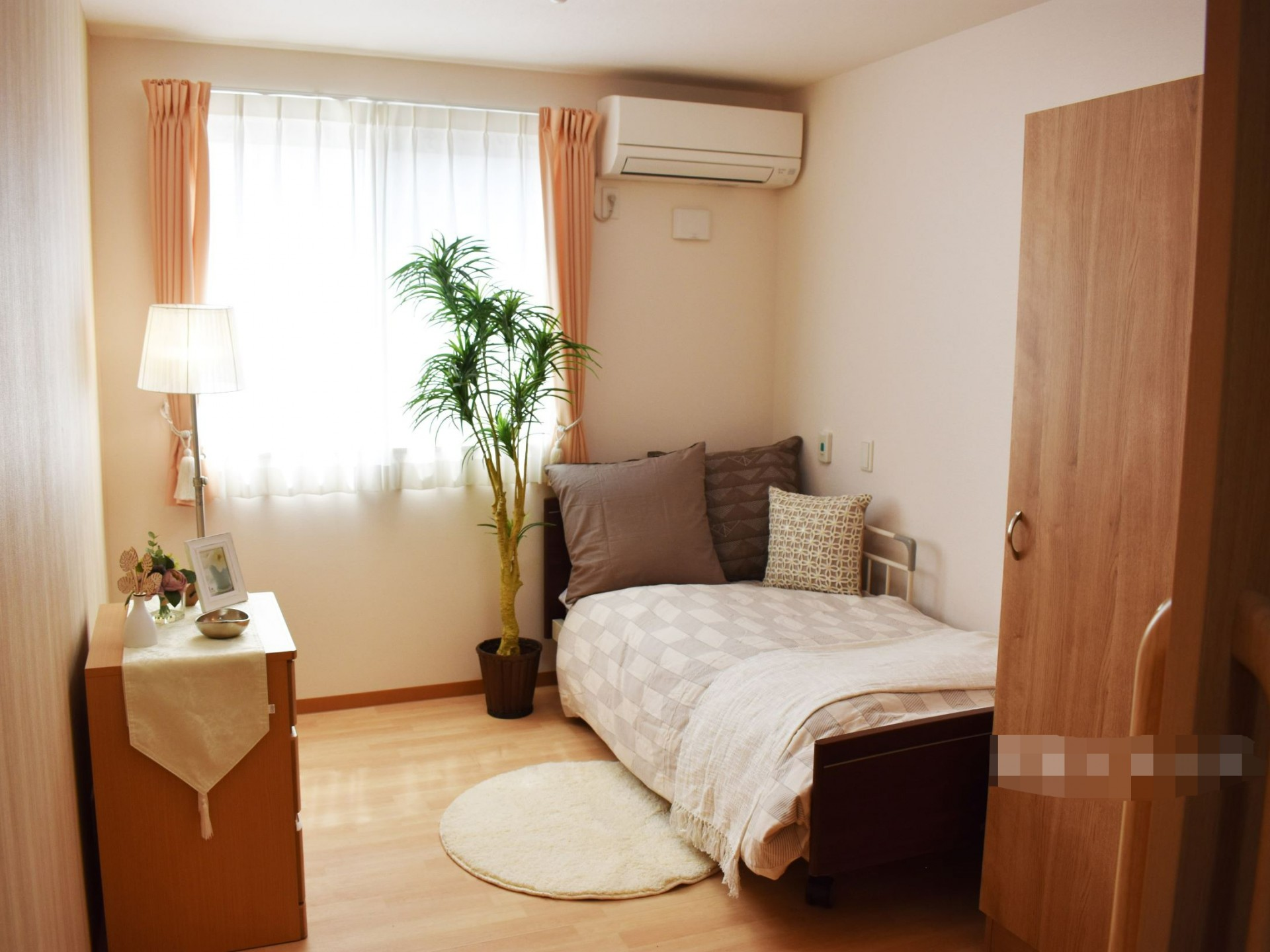 部屋に大きな窓が付いており、外の様子を眺めることができる。ベッドや収納棚が設置されていて、プライベートの空間を楽しめる。