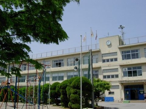 小学校が施設の近くに立地している。散歩コースになっており、通りがかると子供たちの明るい声が聞こえてくる。