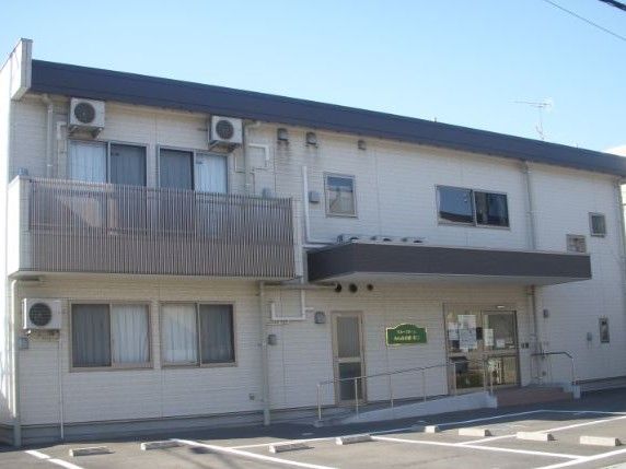 広い駐車場が設置された施設になっている。玄関にはスロープが付いており、玄関の前まで駐車できる構造になっている。