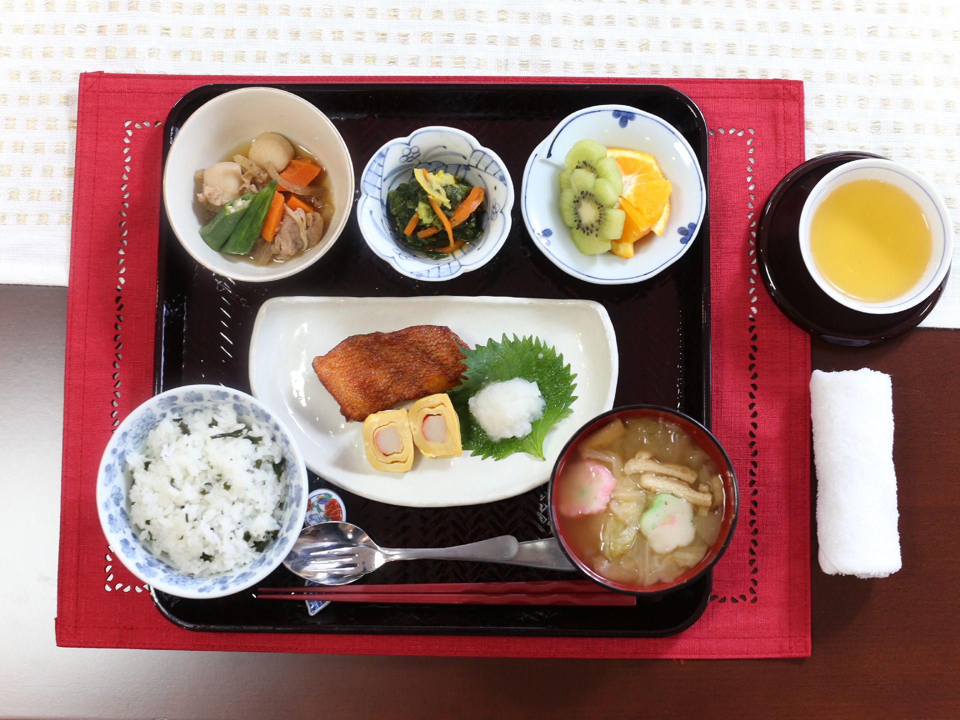 介護施設の食事は栄養バランスを意識している。たとえば、ごはん、味噌汁、魚、肉じゃが、野菜、フルーツなどである。