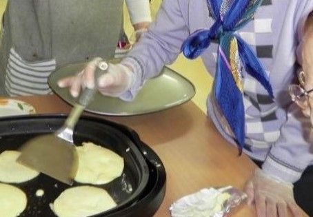 ホットプレートを使用して、調理をしている入居者様達