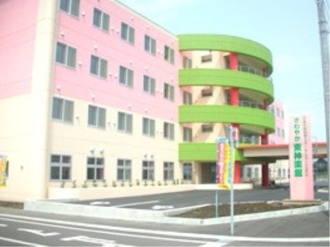 駐車場の出入口の近くには縦長で緑色の文字が目立つ施設の表示板が設置されており、来訪者様は速やかにアクセスできる。