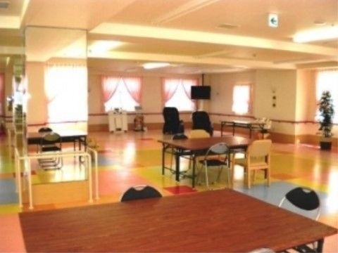 機能訓練室では入居者様とスタッフが実際に体を動かしたり、椅子に座り今後の方針などを打ち合わせたりすることができる。
