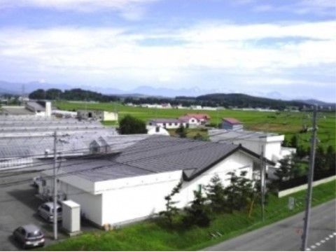 施設の建物は田園地域にあり、田植えのシーズンになるとアマガエルの鳴き声が盛んに聞こえ四季を感じることができる。