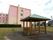 建物から続く通路の一角に、東屋が設けられている。芝生の広場や周囲の風景を眺めながら、休憩することが可能である。