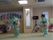 施設内の和室で行われているイベントの場面である。着物を着た二人の踊り手が、両手に笠を持って踊っている。