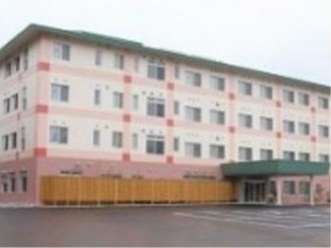４階建ての建物で、壁は白色と桜色で色分けされている。玄関には屋根が設置され、入り口の周囲はフラットな設計になっている。