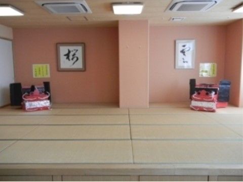 休憩スペースには畳が敷かれ、壁には書が額装されて飾られている。天井にはエアコン、照明設備が設けられている。