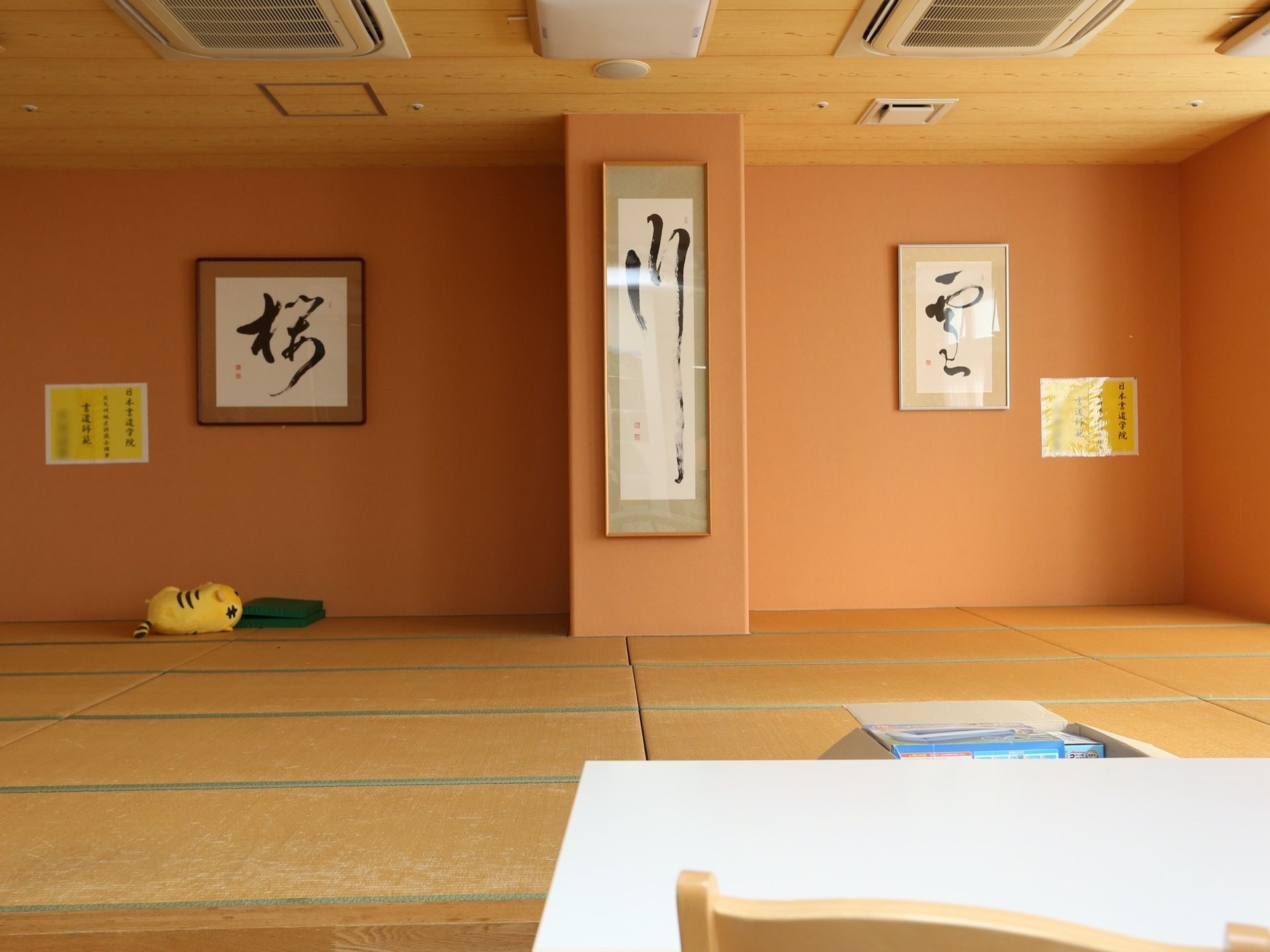 ホールに隣接した小上がりの和室は、入居者様の人気が高い。壁には書が掛けられ、落ち着いてくつろげる。日舞などのイベントも行われる。